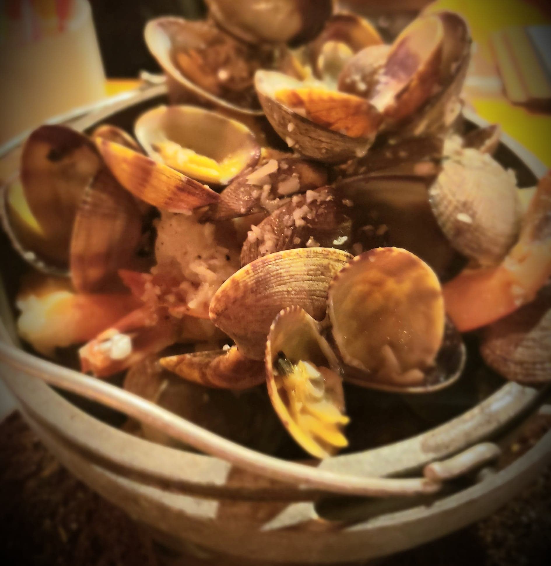 a bowl of steamer clams